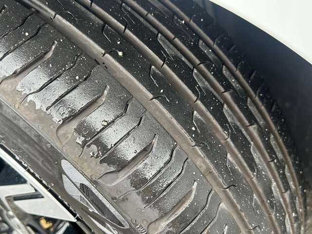 走行距離約3000km。タイヤ溝も問題ございません。