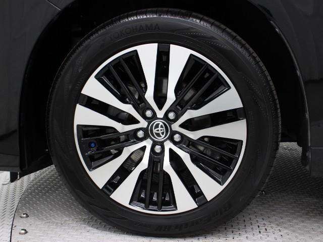 専用18インチアルミホイール(切削光輝+ブラック塗装)が装着されています。タイヤサイズ235/50R18
