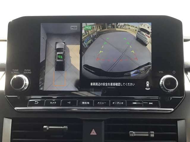 全方位モニターは4つのカメラで捉えた映像を合成して真上からの映像に見せて表示します。駐車場の白線も映るので真っすぐ駐車もしやすいですよ！