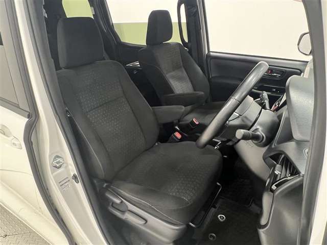 前席はセパレートタイプ！ひじ掛け付で長時間の運転に重宝します！シート位置が高めで乗り降りしやすい！