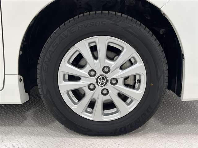 タイヤサイズは195/65R15！納車前の点検時にタイヤ交換させていただきます！純正アルミホイール！アルミホイールに傷があります。