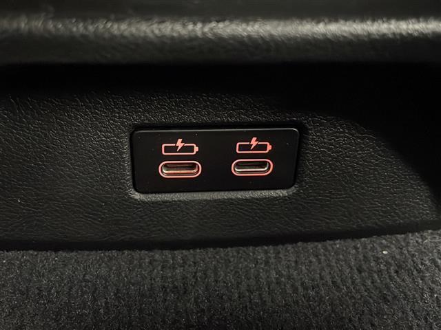 【ETC】有料道路を利用する際に料金所で停止することなく通過できる、ETC車載器（ノンストップ自動料金収受システム機器）が装備されています。セットアップを行うことで利用可能になります。