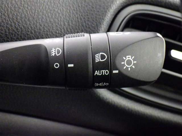 【オートライト】車外の明るさに応じて、自動的にライトの点灯・消灯をしてくれます。