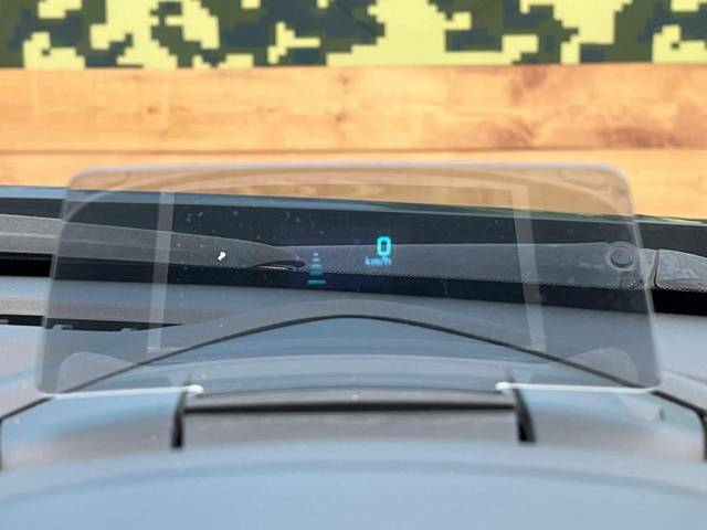 【カラーヘッドアップディスプレイ】現在の速度や走行情報をデジタル表示で運転席前方のガラスに投影！カラー付きで視認性も高く、運転中目線をずらさず必要な情報を確認できるのでとっても便利で安心！