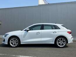 リヤサイドウインドーの後方に小さな三角形の窓を設けた「6ライトキャビン」も、機能と美しさを両立させるAudiの特徴的なデザインです。