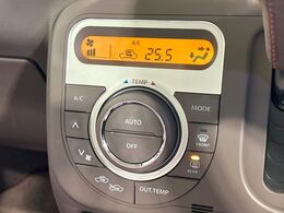 【オートエアコン】一度お好みの温度に設定すれば、車内の温度を検知し風量や温度を自動で調整。暑い…寒い…と何度もスイッチ操作をする必要はありません。快適な車内空間には必須の機能ですね♪