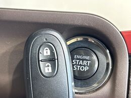 【キーレススタートシステム】カバンやポケットに入れたままでもドアの施錠・解錠が可能なスマートキーを装備。エンジンのオン・オフ時もカギを取り出す必要が無いからとっても便利です♪