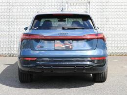 リヤではLEDライトストリップで一直線に結ばれたリヤコンビネーションライトが、リヤスポイラーとリヤディフューザーとともに、安定感に満ちたワイドなスタンスを強調。