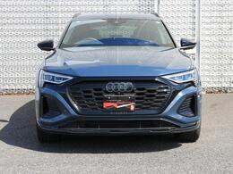 進化を示す新たなデザインのAudi ringsとブラックのマスクで囲まれたシングルフレームグリルが象徴的なフロントフェイス、そしてエアロダイナミクスを細部まで磨き上げたフォルム。