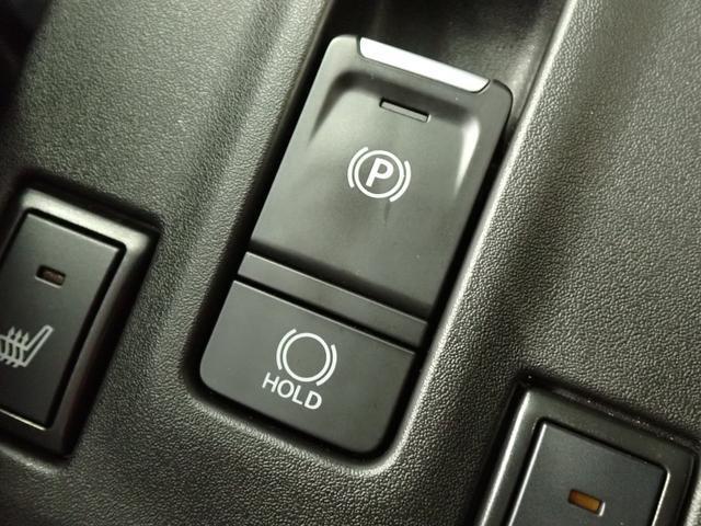 電動パーキングブレーキを採用。シフト操作やアクセルと連動してブレーキが作動/解除されるため　発進がスムーズ♪