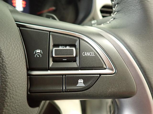 先行車との車間距離を保ちながら加速・減速してくれる「アダプティブクルーズコントロール」を装備しています。ロングドライブに最適ですね！