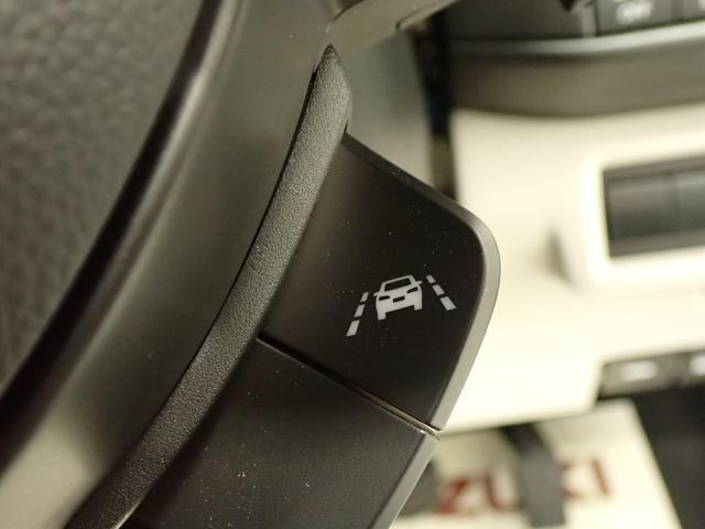 「車線逸脱抑制機能」を搭載しています。車線をはみ出しそうになると、ドライバーにステアリング操作を促し、車両を車線の内側に戻すよう支援します。
