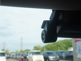 ◆ドライブレコーダー◆映像・音声などを記録する自動車用の装置です。　もしもの事故の際の記録はもちろん、旅行の際の思い出としてドライブの映像を楽しむことができます。