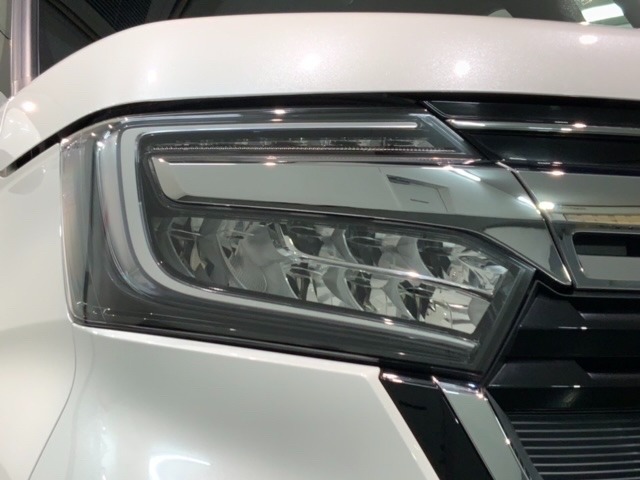 LEDヘッドライトは、点灯の瞬間から最大光量を発揮し、突然暗くなるトンネルなどでの安定感を高めます。