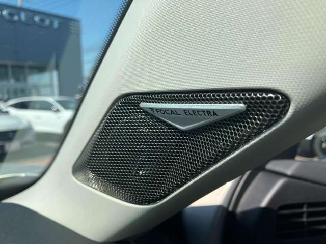 スピーカーはFOCALが標準で12個のスピーカーにより、臨場感あふれる音楽を楽しめます