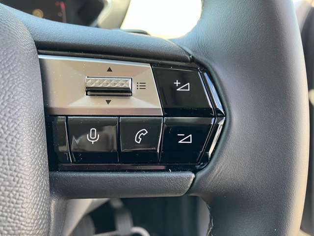 ハンドル右側は音楽関係、ハンズフリー電話、スピーカー等のスイッチを配置し使いやすいデザインとなっております
