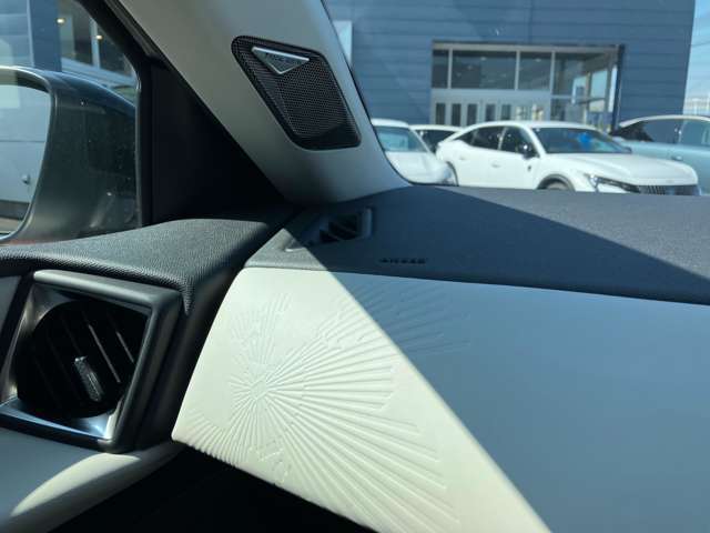 助手席前のダッシュボードには、限定車専用の模様がエンボス加工で仕上げられています