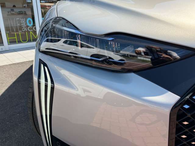 LEDライトがとても明るく夜も安心のドライブが可能です。認定中古車は1年間、ロードサービスが付帯されます。万一のトラブル時も365日体制でお客様をサポート。保証期間中は全国どこへでも安心をご提供いたします。