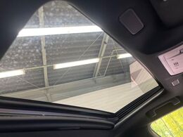 【サンルーフ】開放感たっぷりの希少装備、サンルーフが装着されています！車内に明かりを取り入れたり景色を楽しむ以外にも、車内の空気も簡単に換気できて快適です！