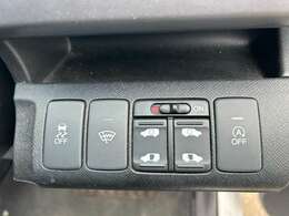 両側電動スライドドア装備！運転席よりボタン一つで開閉可能でございます。