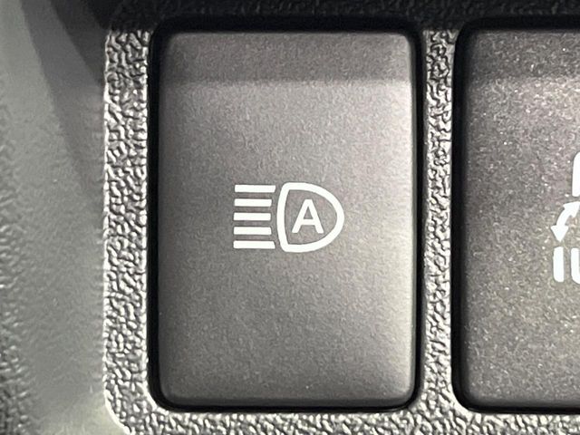 【オートマチックハイビーム】夜間の安全走行に役立つ便利な機能！先行車や対向車を検知し、ハイビームとロービームを自動で切り替えてくれます♪