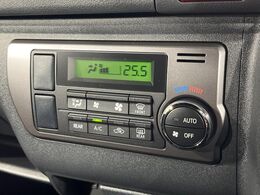 【オートエアコン】一度お好みの温度に設定すれば、車内の温度を検知し風量や温度を自動で調整。暑い…寒い…と何度もスイッチ操作をする必要はありません。快適な車内空間には必須の機能ですね♪