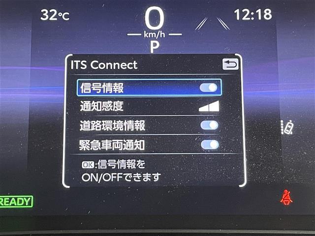 【ITSconnect】搭載したセンサーでは捉えきれない見通し外のクルマや人の存在や信号情報を、車車間通信システムおよび路車間通信システムが直接通信し、ドライバーに知らせることで安全運転を支援します。