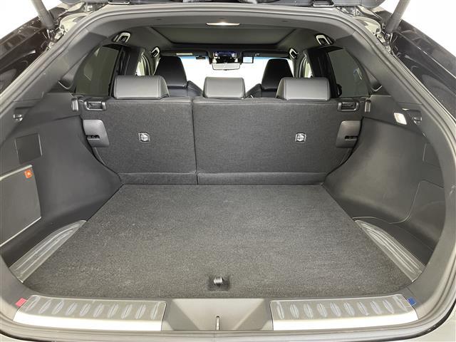 【トランク】積み込みやすくて、たっぷり積める荷室です。シートアレンジできるものは、乗車人数と荷物の量や大きさによってシートを動かすことができるので、より快適なドライブが可能です！
