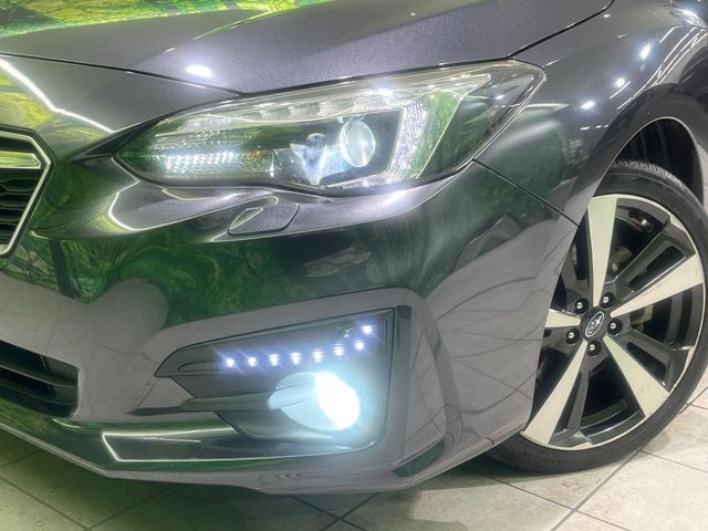 【LEDヘッドライト】悪天候や夜間走行時も良好な視界を確保し安心して運転できる高輝度LEDヘッドライトを装備！点灯速度が早く、消費電力も抑えられています。