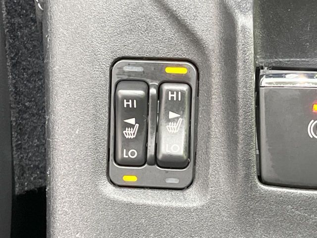 【シートヒーター】寒い日に重宝するシートヒーター！エアコンより早く温まってくれるので寒がりの人も安心ですね♪エアコンの温風は乾燥するから苦手、という方にもをおすすめです。