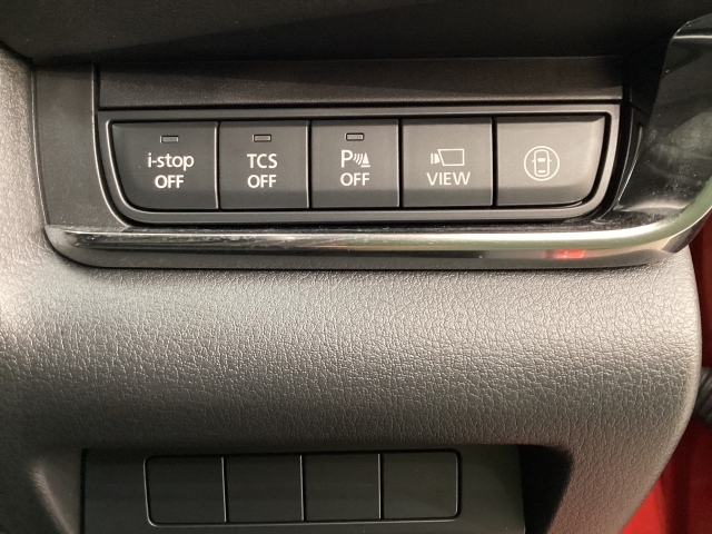 安全装置のスイッチは運転席パネル右下に集約されています。任意で切り替え可能なため状況に合わせてお使いください。