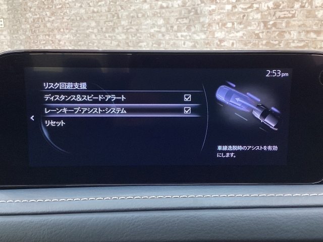 ハンドル操作をアシストすることにより車線からの逸脱回避を支援します。