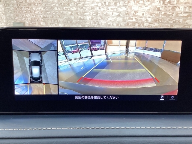 狭い場所での駐車やすれ違いなどでより的確な運転操作に役立つ360°ビューモニターが装備されています。