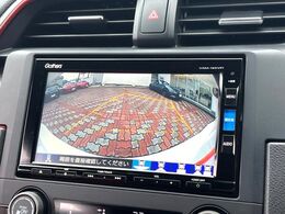 【バックカメラ】駐車時に後方がリアルタイム映像で確認できます。大型商業施設や立体駐車場での駐車時や、夜間のバック時に大活躍！運転スキルに関わらず、今や必須となった装備のひとつです！