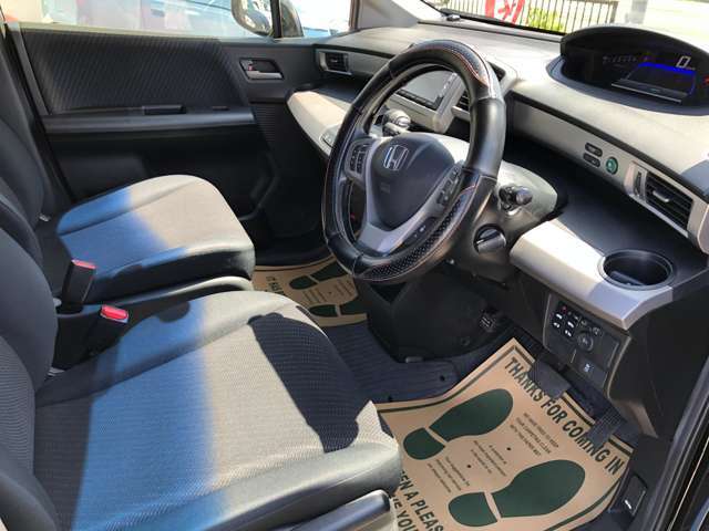 運転席シート廻りは使用感も少なく、良好な状態となっています。前オーナー様が丁寧に使っていたことがよくわかります♪