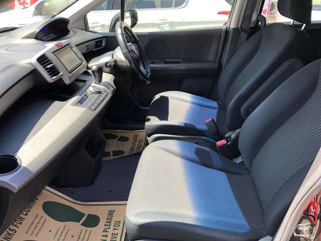 運転席シート廻りは使用感も少なく、良好な状態となっています。前オーナー様が丁寧に使っていたことがよくわかります♪