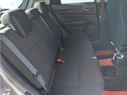 後席は6：3の分割可倒式のベンチシートです★足元ゆったり腰掛けられます★