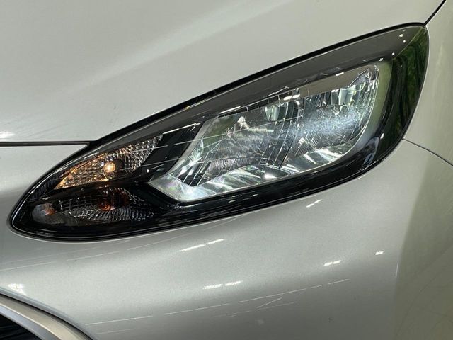 【LEDヘッドライト】悪天候や夜間走行時も良好な視界を確保し安心して運転できる高輝度LEDヘッドライトを装備！点灯速度が早く、消費電力も抑えられています。