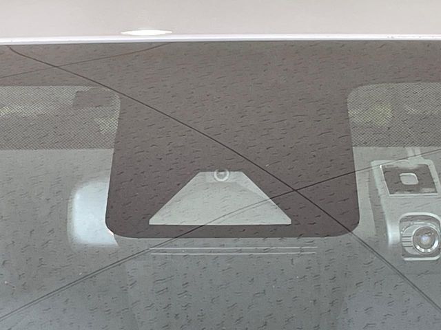 【トヨタセーフティセンス】走行中に前方の車両等を認識し、衝突しそうな時は警報とブレーキで衝突回避と被害軽減をアシスト。より安全にドライブをお楽しみいただけます。