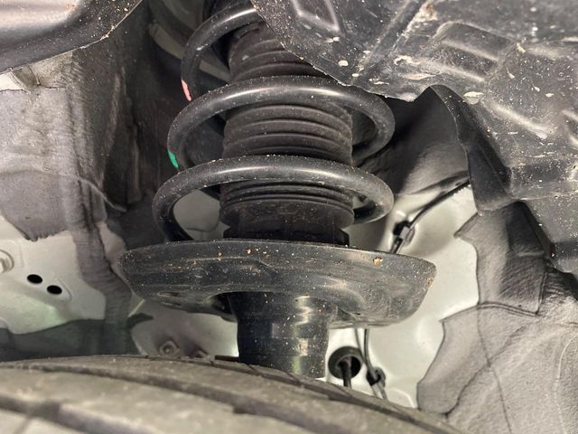 お車を安心してお乗りいただく為には、足回りの定期点検が欠かせません。サービスサポート（有償保証）では無料点検もご提供しており、安心のカーライフをお過ごしいただけるサポート体制が整っています。