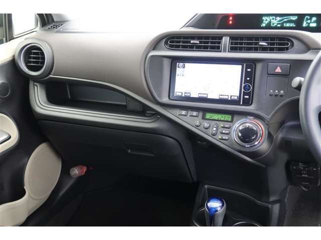 【まるまるクリーニング】内装工程では、中古車を気持ちよくお乗りいただけるよう清掃しております。シートの洗浄はもちろん、ニオイの元となるフロアカーペットまで洗浄・消臭を実施。