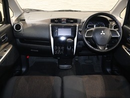 操作性に優れた運転席となります！小物入れや各ボタンの配置にこだわり、使いやすいです！座り心地もよく視認性も良好なのでロングドライブもお任せ下さい！