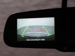 ルームミラーにバックカメラが装備されており、後方の安全確認はもちろんのこと狭い場所での駐車や雨の日・夜間など視界の悪いコンディションでのストレスの軽減にもなります！