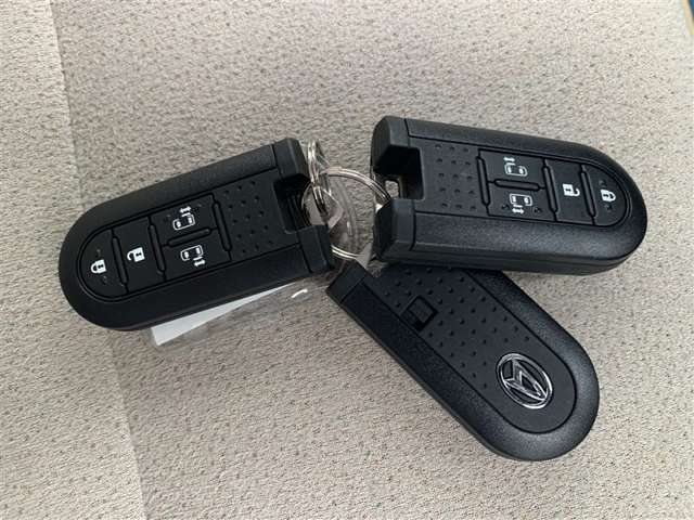 スマートキー付きです！カバンやポケットに入れて持っているだけで、ボタン一つでドアロックを開閉できます。スマートキーを持って、ブレーキを踏んでスィッチを回すだけでエンジンが始動します！！