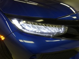 【LEDヘッドライト】ディスチャージヘッドライト（HID）と同等の明るさで、夜道や雨天走行が明るく視界良好！！　フォグライトも装備で、安心感さらにUPです♪安心ドライブを楽しんで下さい♪