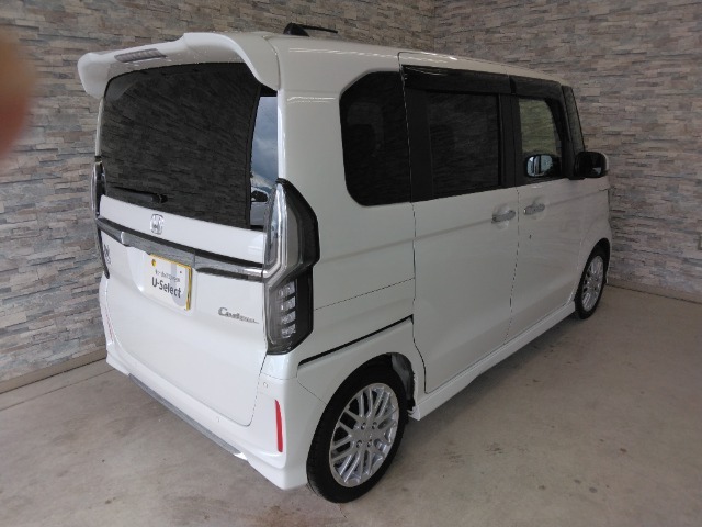 オプションになりますが、ボディーコーティングもご用意しております。新車の輝きに近づき、洗車などのお手入れも楽になりますよ。