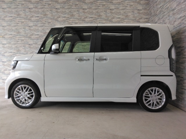 オプションになりますが、ボディーコーティングもご用意しております。新車の輝きに近づき、洗車などのお手入れも楽になりますよ。