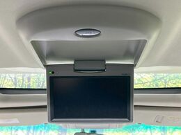 【フリップダウンモニター】大画面モニターで後席でもエンタメをお楽しみいただけます。小さなお子様にも大人気の装備です♪