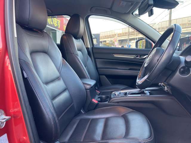 ＜シート＞お体が直接触れるシートが汚いと嫌ですよね？その点このお車は、元々綺麗な状態で仕入れをしている上、専属スタッフが専用の溶剤で丹念にクリーニングしておりますので非常に綺麗です。