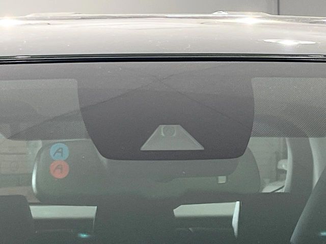 【トヨタセーフティセンス】走行中に前方の車両等を認識し、衝突しそうな時は警報とブレーキで衝突回避と被害軽減をアシスト。より安全にドライブをお楽しみいただけます。